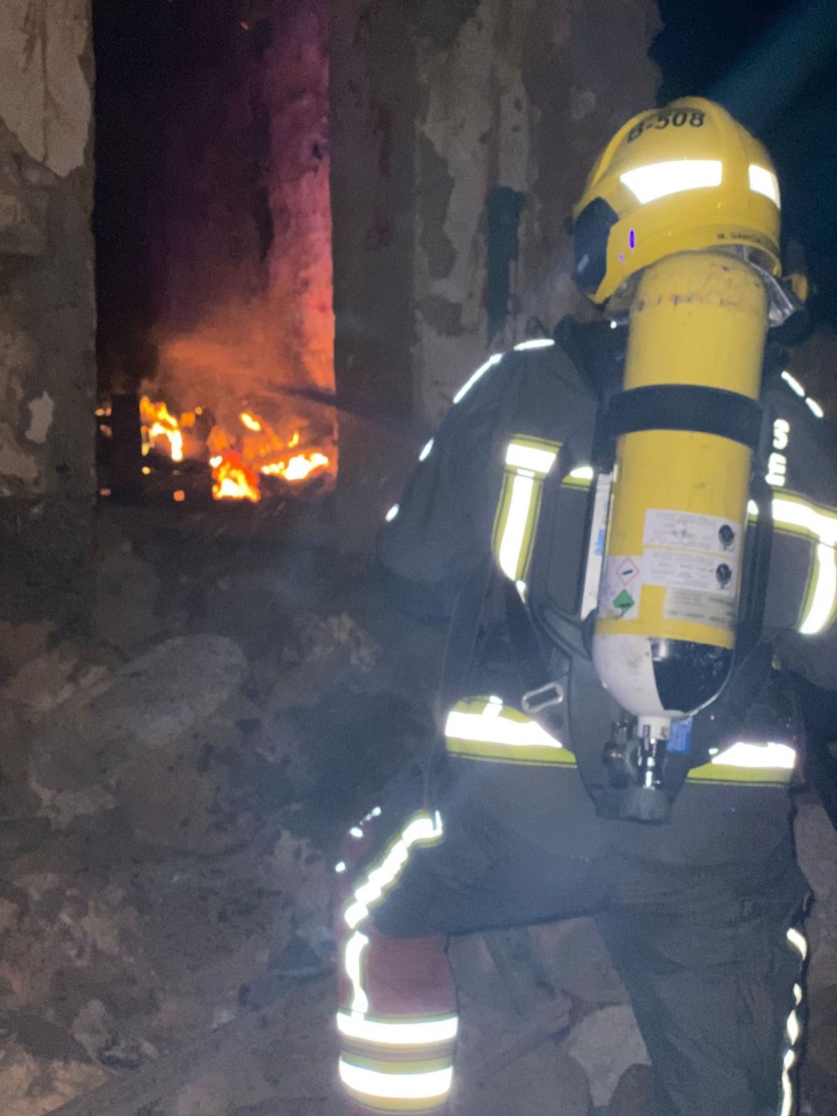 Los bomberos frente al fuego en una de las habitaciones de la casa abandonada