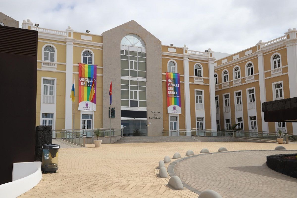 La fachada del Cabildo de Lanzarote con dos lonas con la bandera del arcoíris con motivo del próximo Día del Orgullo LGTBI