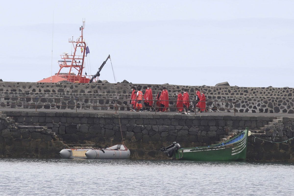 Embarcación con las 51 personas llegadas al Muelle Comercial de Arrecife (Foto: José Luis Carrasco)