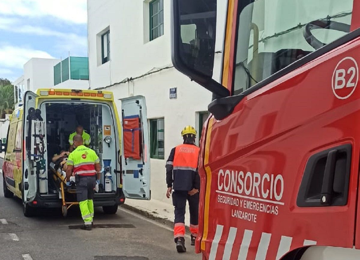Personal sanitario y los bomberos, atendiendo a la mujer de 72 años en Puerto del Carmen