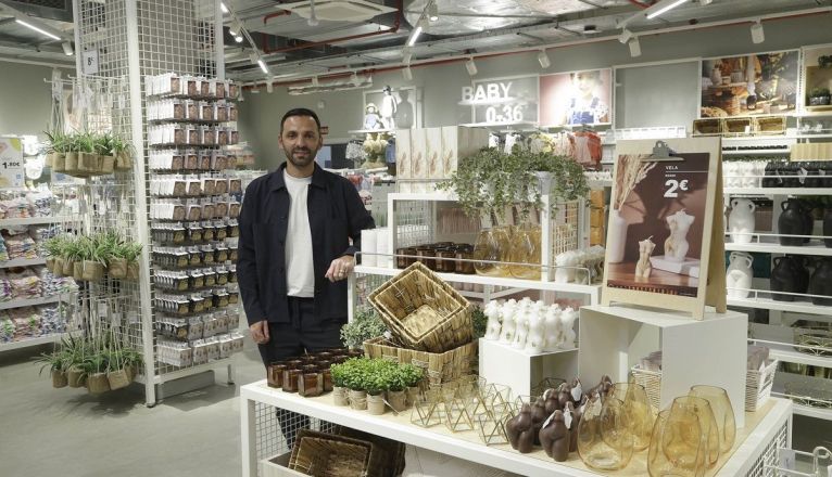 Inácio junto a los productos para el hogar, que también ofrece Primark Inácio junto a los productos para el hogar, que también ofrece Primark