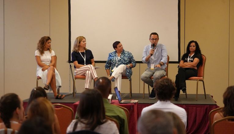 De izquierda a derecha, Patricia Fernández (SCE), Arminda Ageno (SCE) Sonia Rabazo, directora RRHH Grupo Chacón, Alfonso Ibáñez, consultor Inserta Empleo y Carmen Costas, usuaria Inserta Empleo.