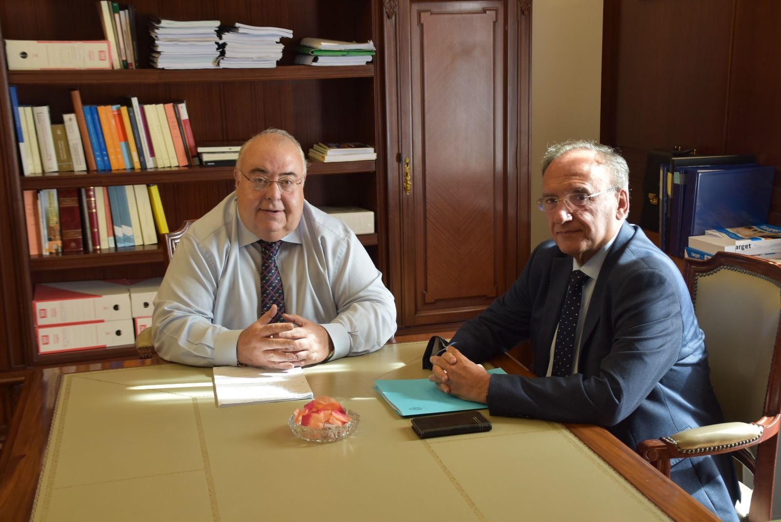 El senador por Lanzarote y La Graciosa, Manuel Fajardo Palarea en una reunión mantenida con el secretario de estado de Justicia, Antonio Rodríguez Esquerdo.