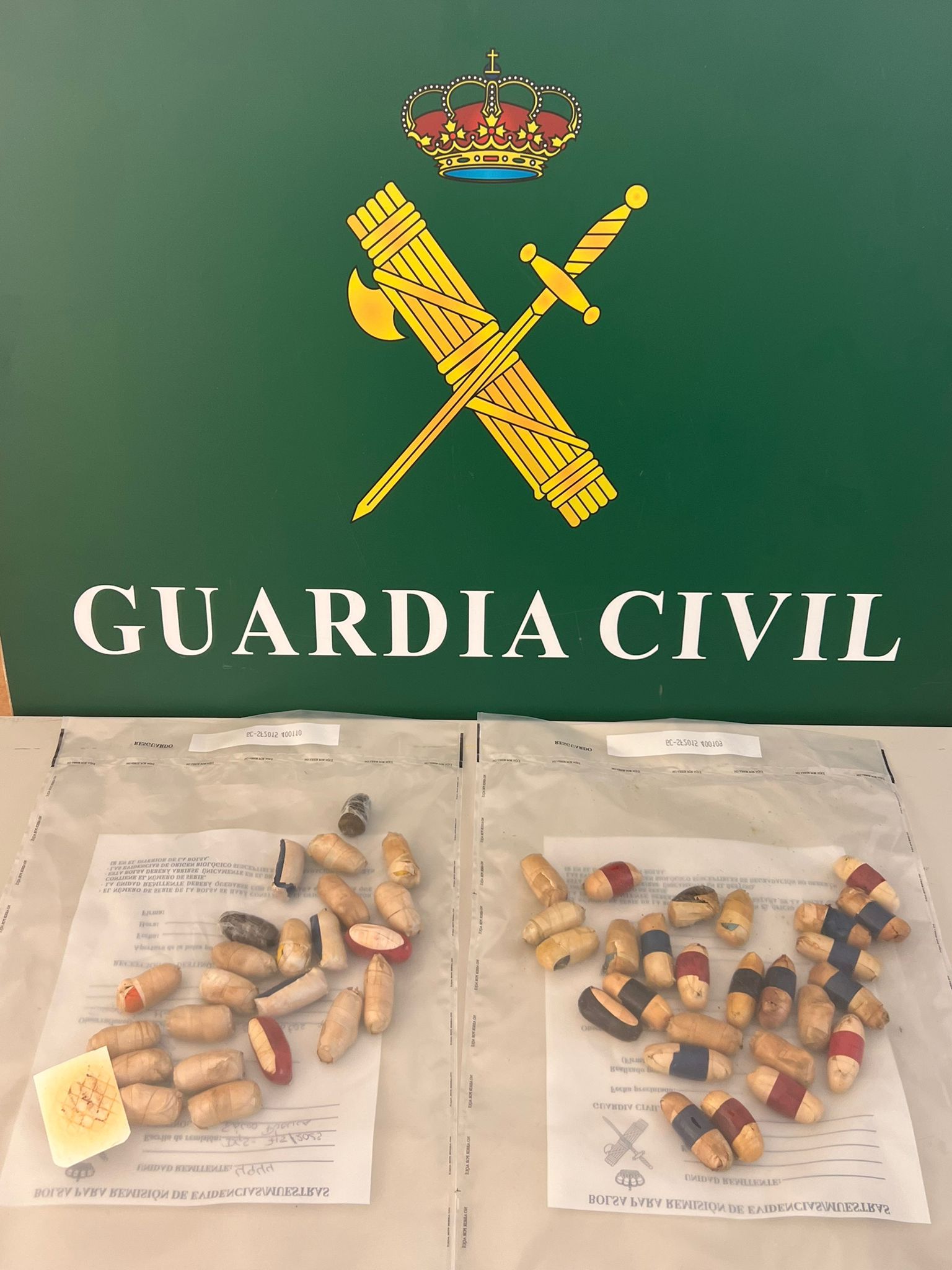 Foto de las bellotas de hachís incautadas por la Guardia Civil