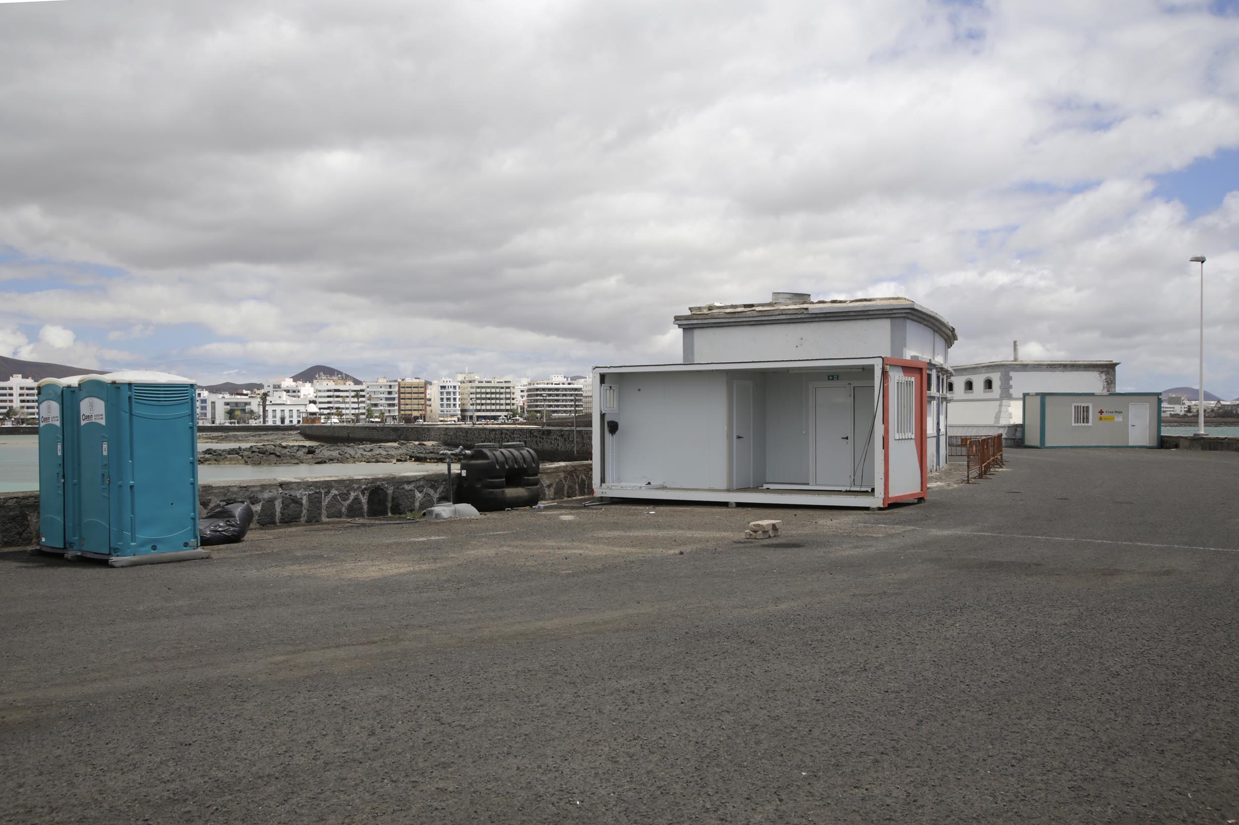  Desmantelan el muelle Comercial para trasladar la atención de migrantes al muelle de Puerto Naos. Foto: José Luis Carrasco.