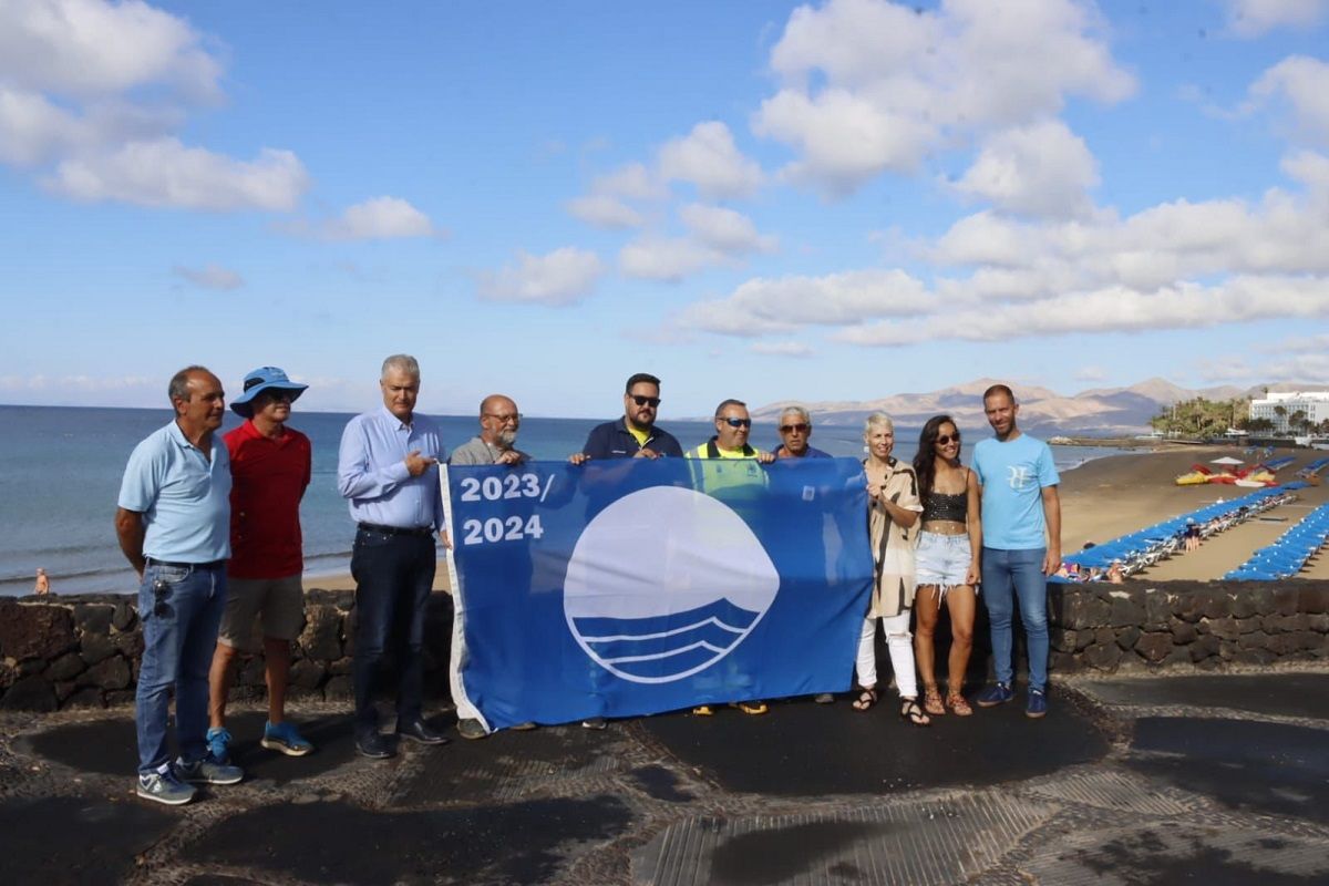 Izado de la bandera azul en la Playa Grande de Puerto del Carmen