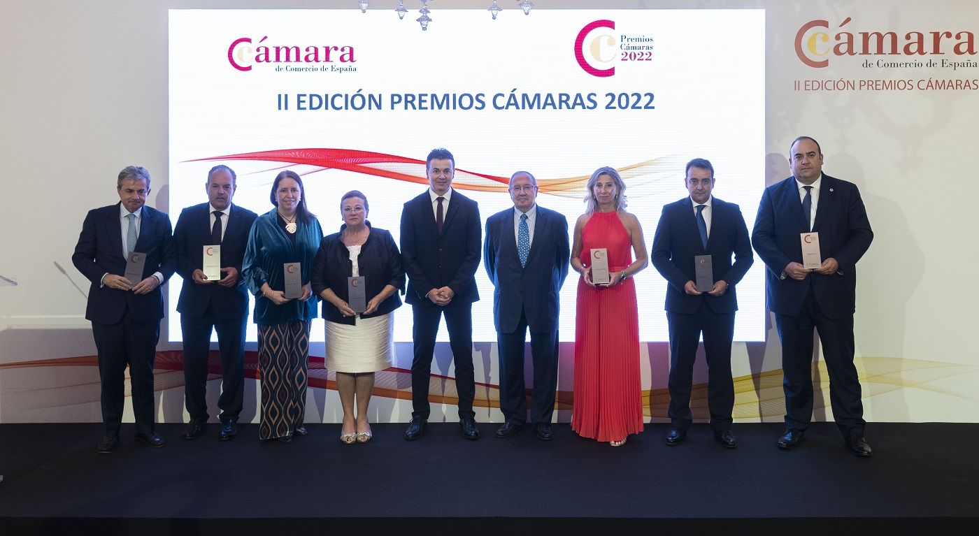 Los premiados junto con el ministro de Industria y el presidente de Cámara España (1)