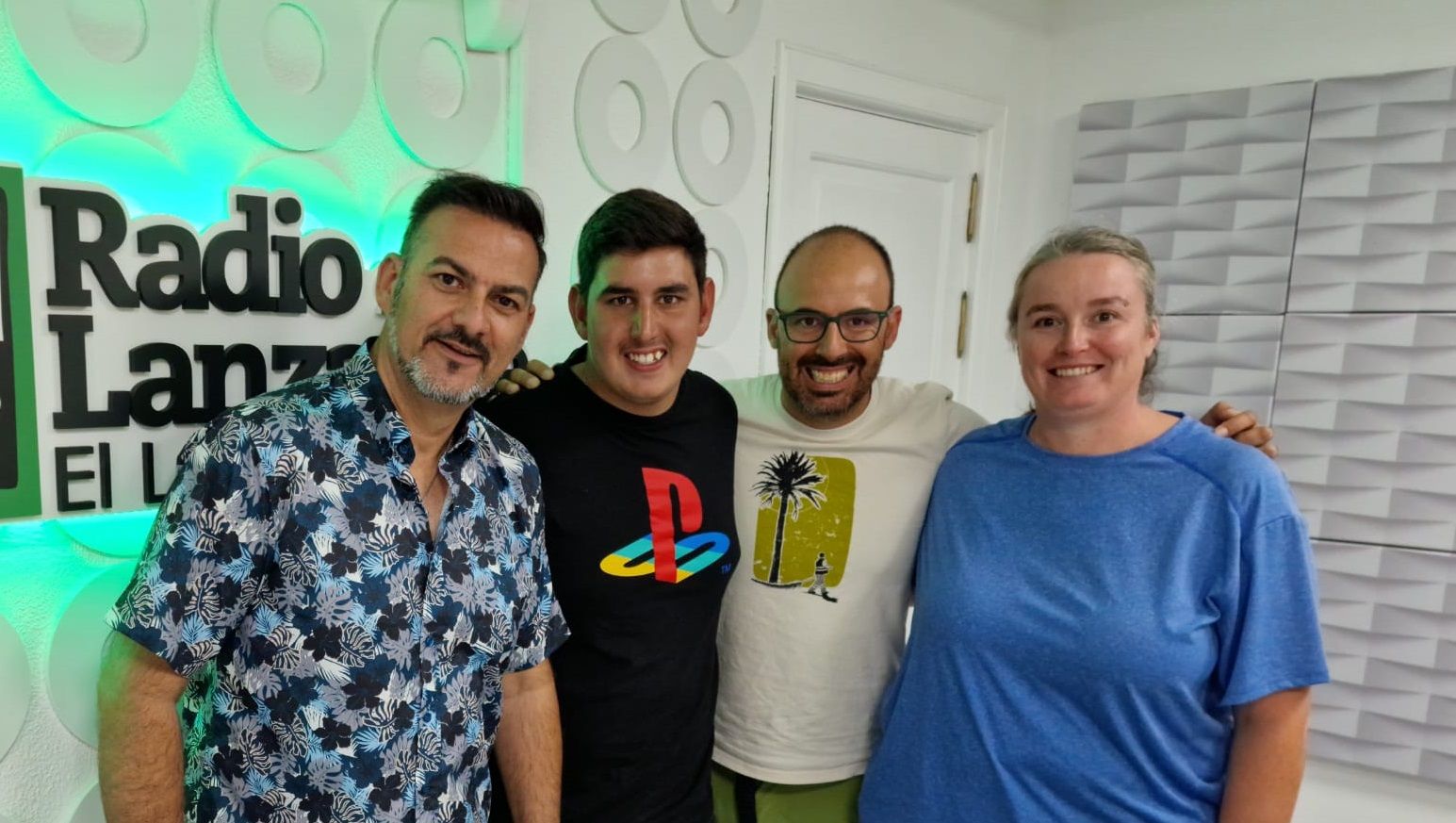 Osorio, tercero por la izquierda acompañado de dos de sus alumnos y Carlos Chavaud.