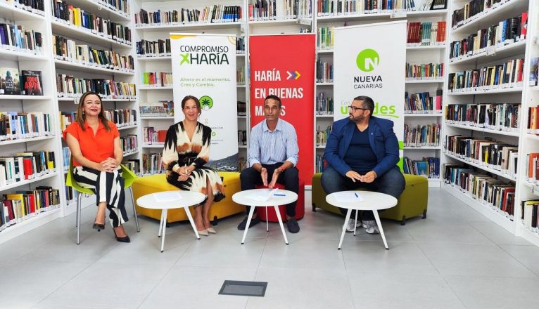 La edil de Compromiso por Haría, Chaxiraxi Niz, junto al alcalde socialista, Alfredo Villalba (c), y el edil de Nueva Canarias, Marcos Lemes. Foto: José Luis Carrasco.