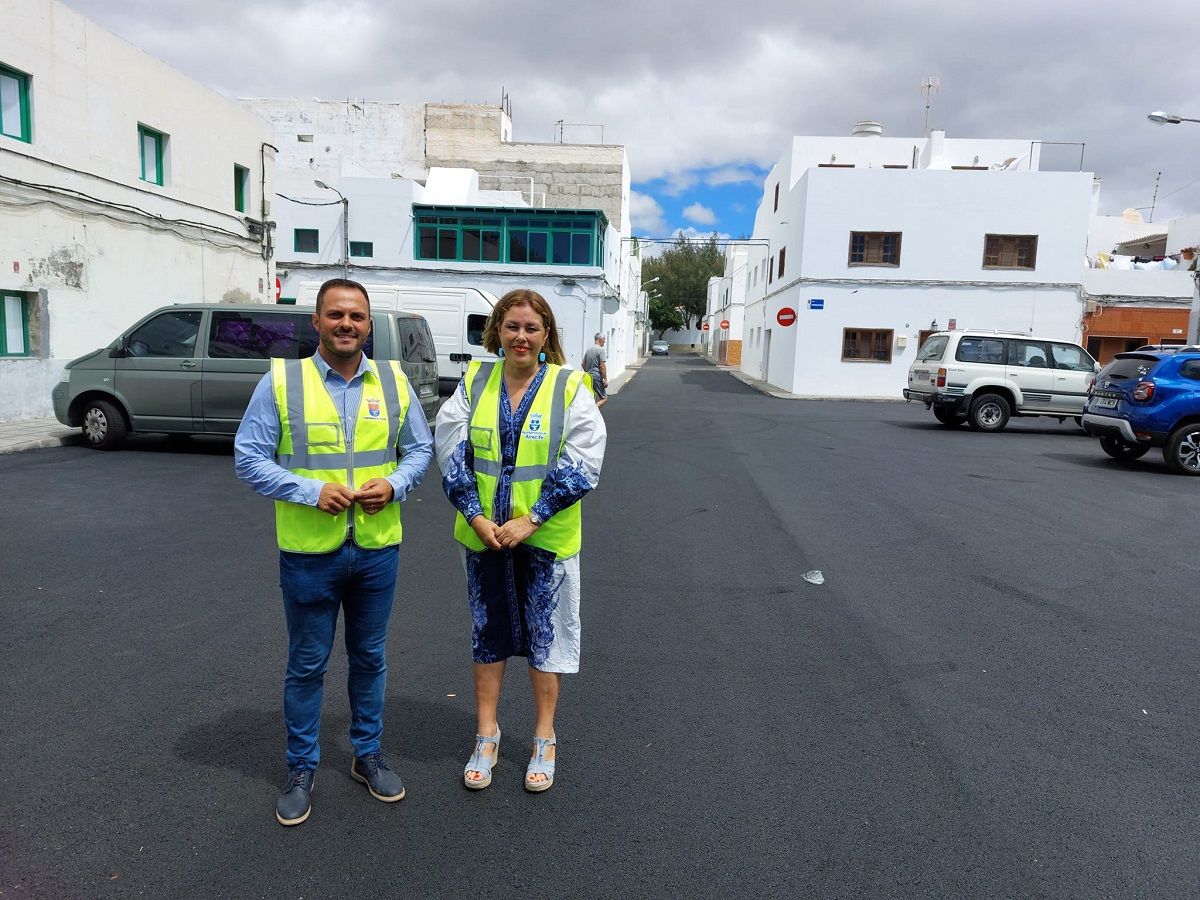 La alcaldesa Astrid Pérez y el concejal Yonathan de León visitan las obras de reasfalto de las calles de Titerroy