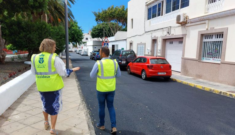 La alcaldesa Astrid Pérez y el concejal Yonathan de León visitan las obras de reasfalto de las calles de Titerroy