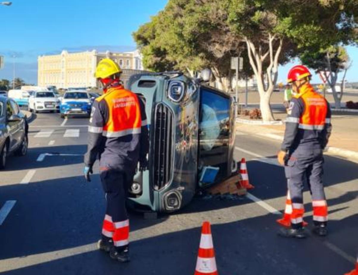 Vuelco en la rotonda del Cabildo