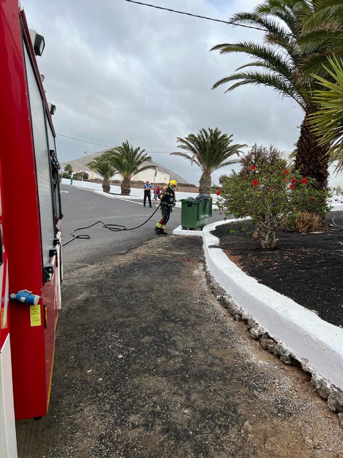 Bomberos extinguiendo el incendio producido en una palmera en San Bartolomé