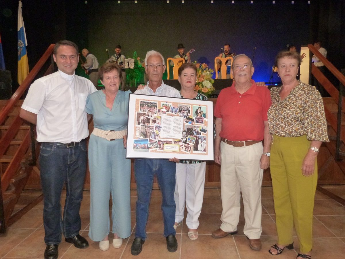 Genaro con su premio por su labor cultural al pueblo de Mácher en Tías