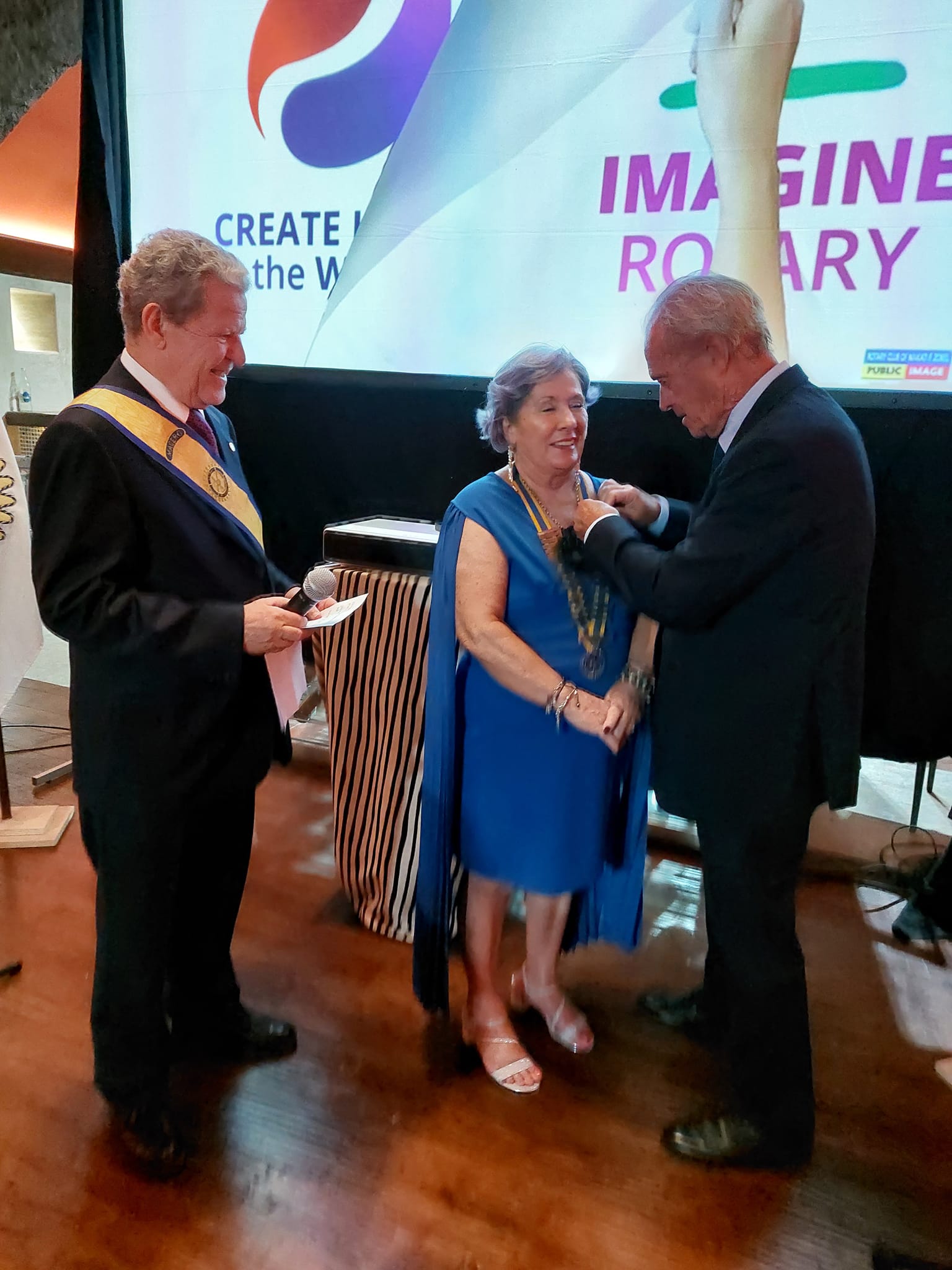 Cambio de collar en Rotart Club Lanzarote presidenta saliente y entrante