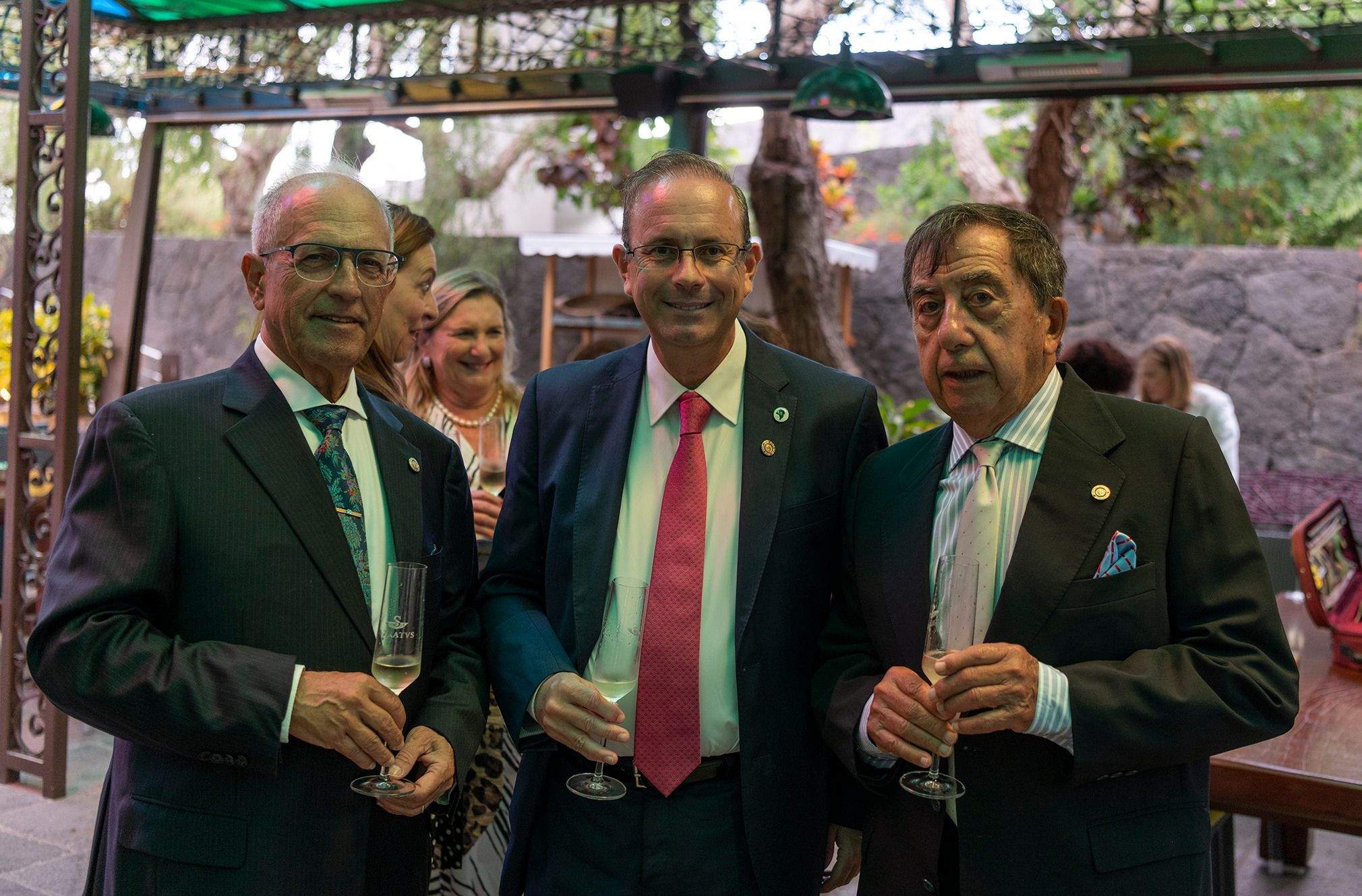 El representante de la Fundación de Rotary, Daniel Bazán, con los rotarios Pedro Botella y Joe Hassan.