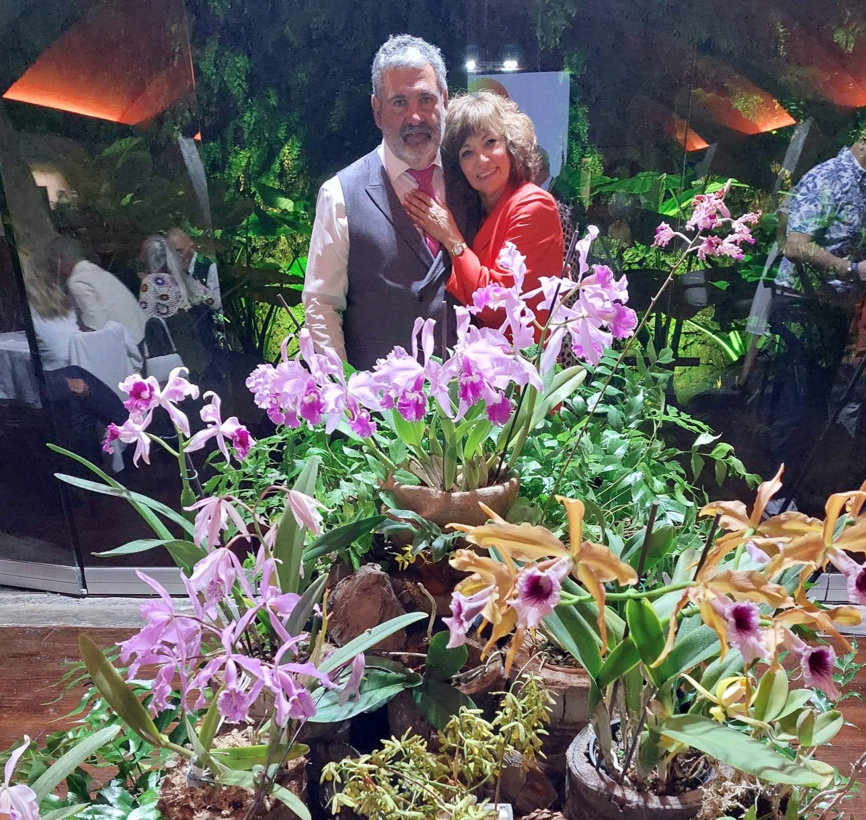 Mauricio Cerpalugo y su esposa Araceli Suárez, creadores de la ambientación con orquídeas