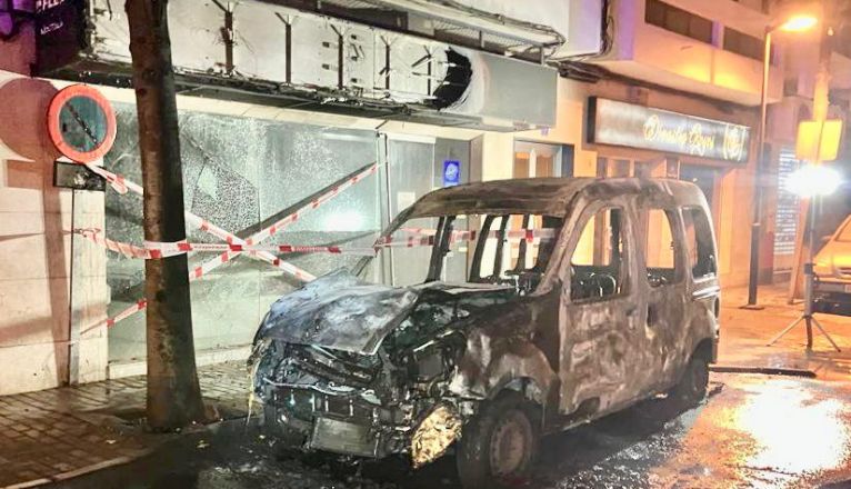 Coche ardiendo en Arrecife Coche ardiendo en Arrecife