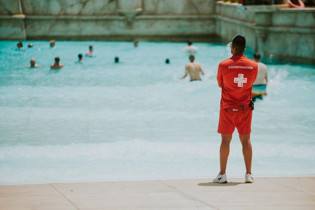 Personal de VitalOcio vigilando una piscina en Lanzarote