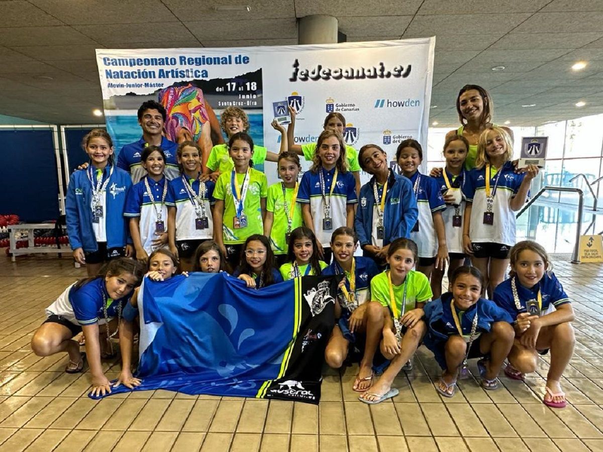 El club de natación Pingüinos de Arrecife en el campeonato Regional de Verano alevín, prealevin y junior