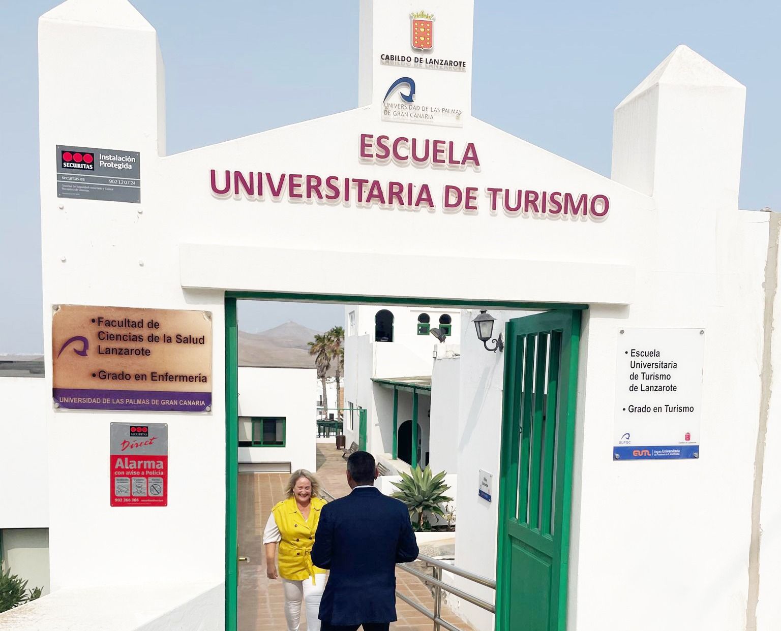 El presidente del Cabildo de Lanzarote, Oswaldo Betancort, visita la Escuela Universitaria de Turismo de Lanzarote