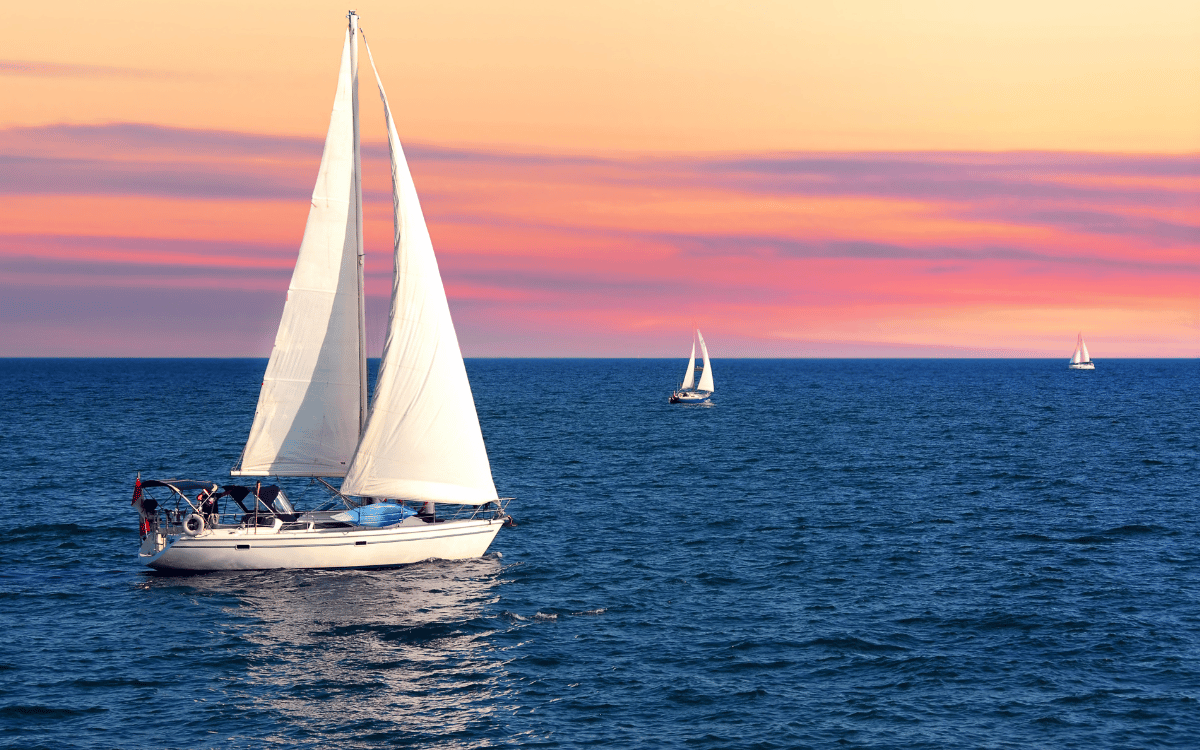 Velero navegando en aguas cercanas a Lanzarote