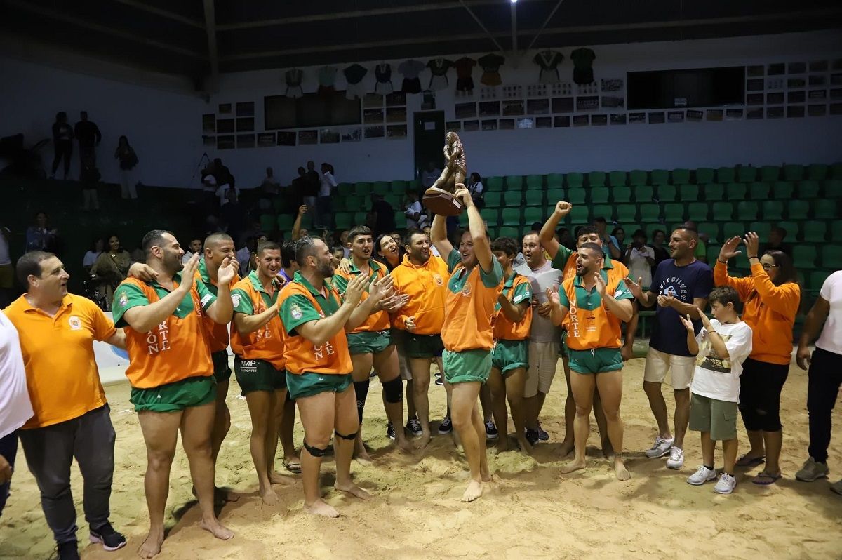El Club Lucha Unión Norte con el trofeo del torneo Fundación La Caja de Canarias