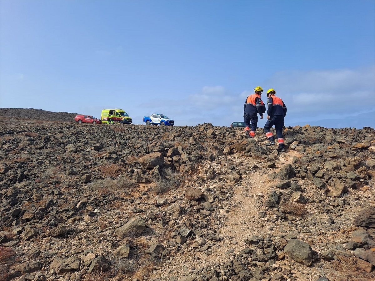 Los equipos de emergencia rescatando el cadáver de un hombre en Los Ancones