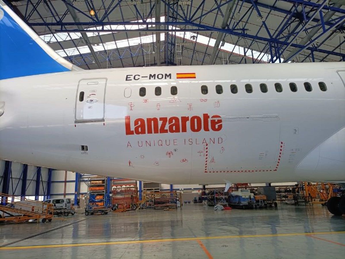 El Boeing 787 Dreamliner de la aerolínea Air Europa luciendo en la parte trasera de su fuselaje el nombre de Lanzarote
