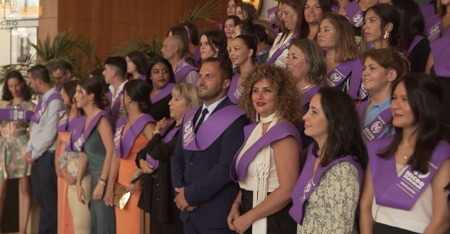 El futuro alcalde de Arrecife Yonathan de León y la concejala Eli Merino, entre los graduados