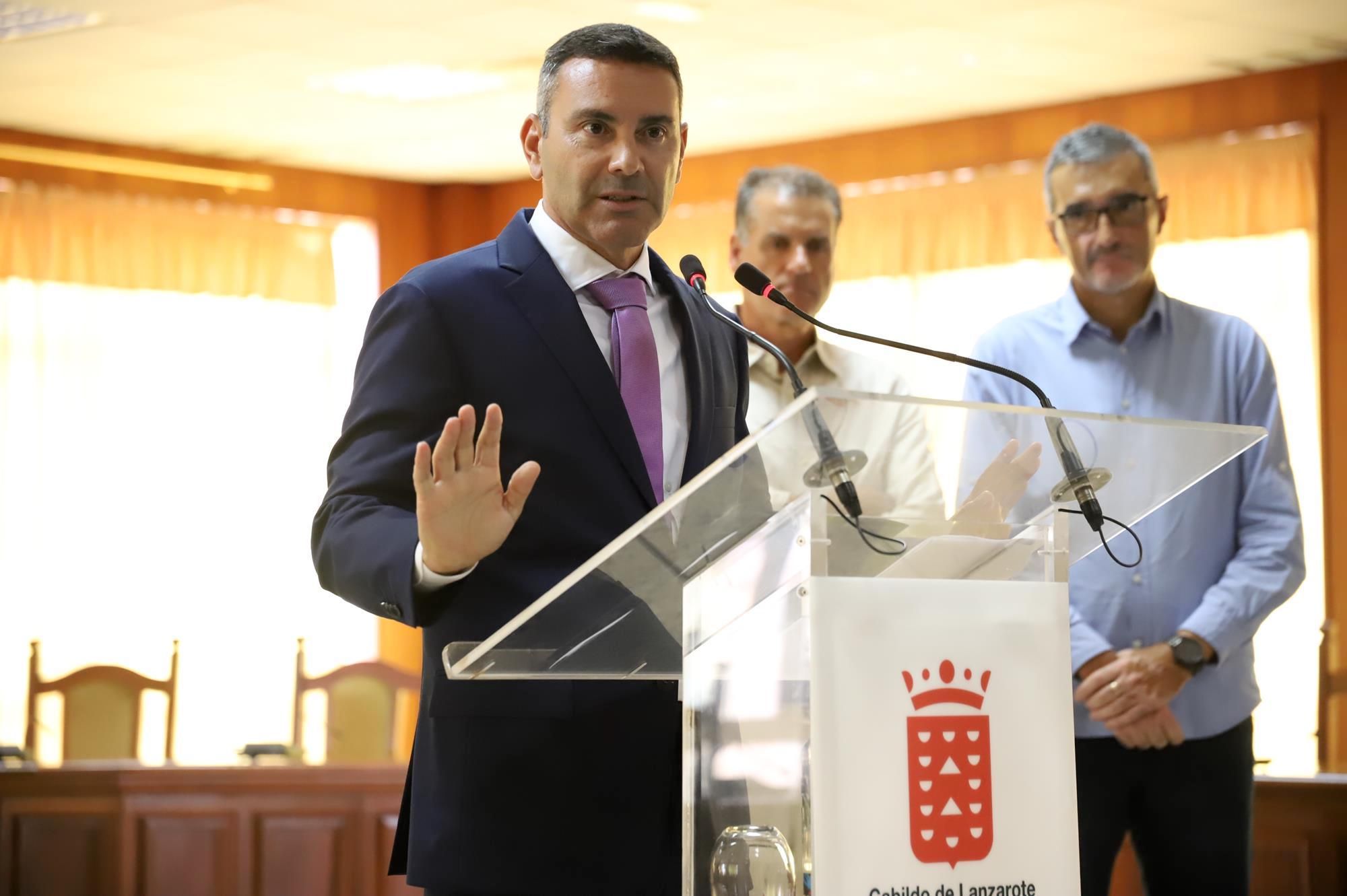 El presidente del Cabildo de Lanzarote, Oswaldo Betancort, durante una rueda de prensa.
