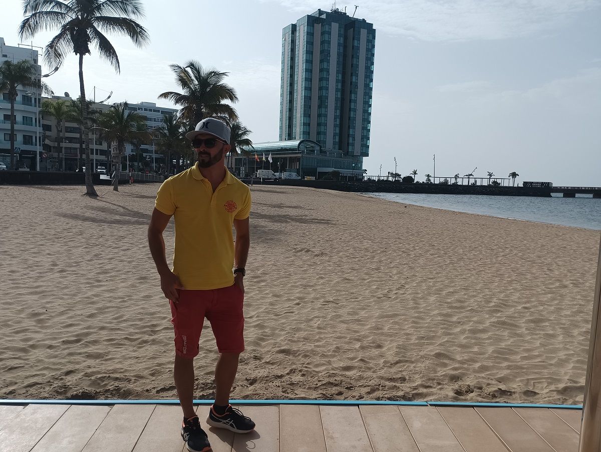 El responsable de Proactiva, David Cubelo en la playa del Reducto en Arrecife