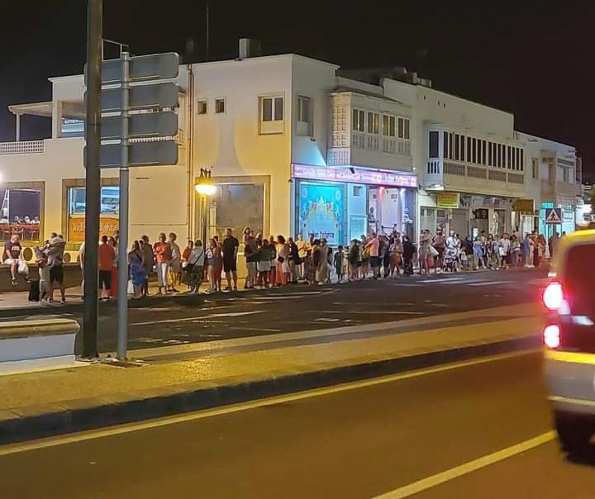 Colas de personas en la parada de taxi de Playa Blanca. Foto: Partido Popular Yaiza.