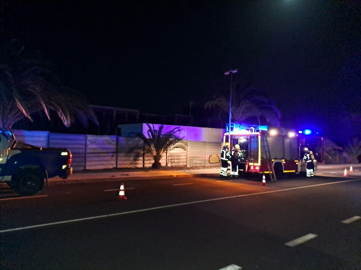 Los bomberos apagando el incendio en un hotel abandonado de Costa Teguise