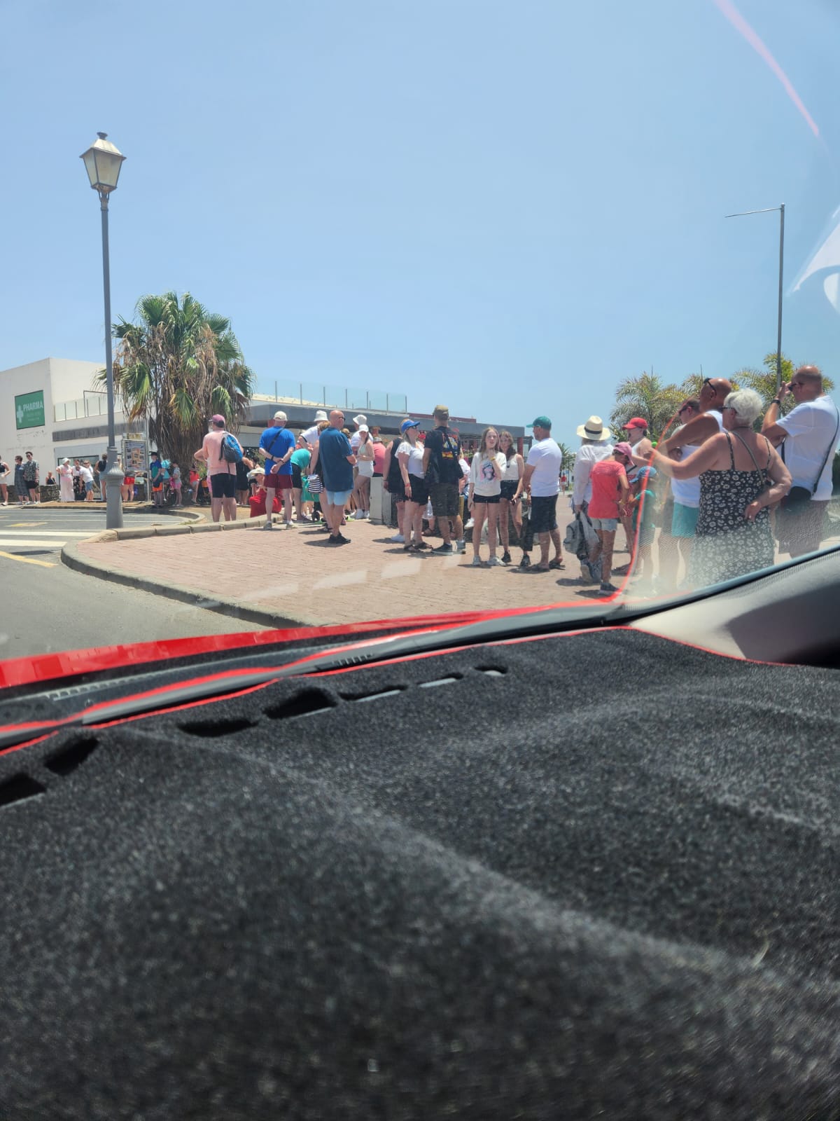 Colas de personas esperando este pasado miércoles por un taxi en Playa Blanca.