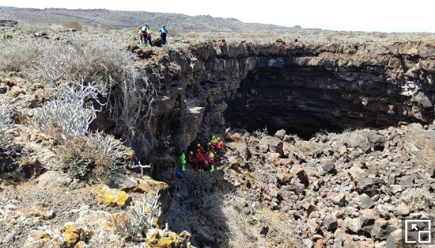 Los equipos de rescate atienden a una persona que cayó por un Jameo en Haría