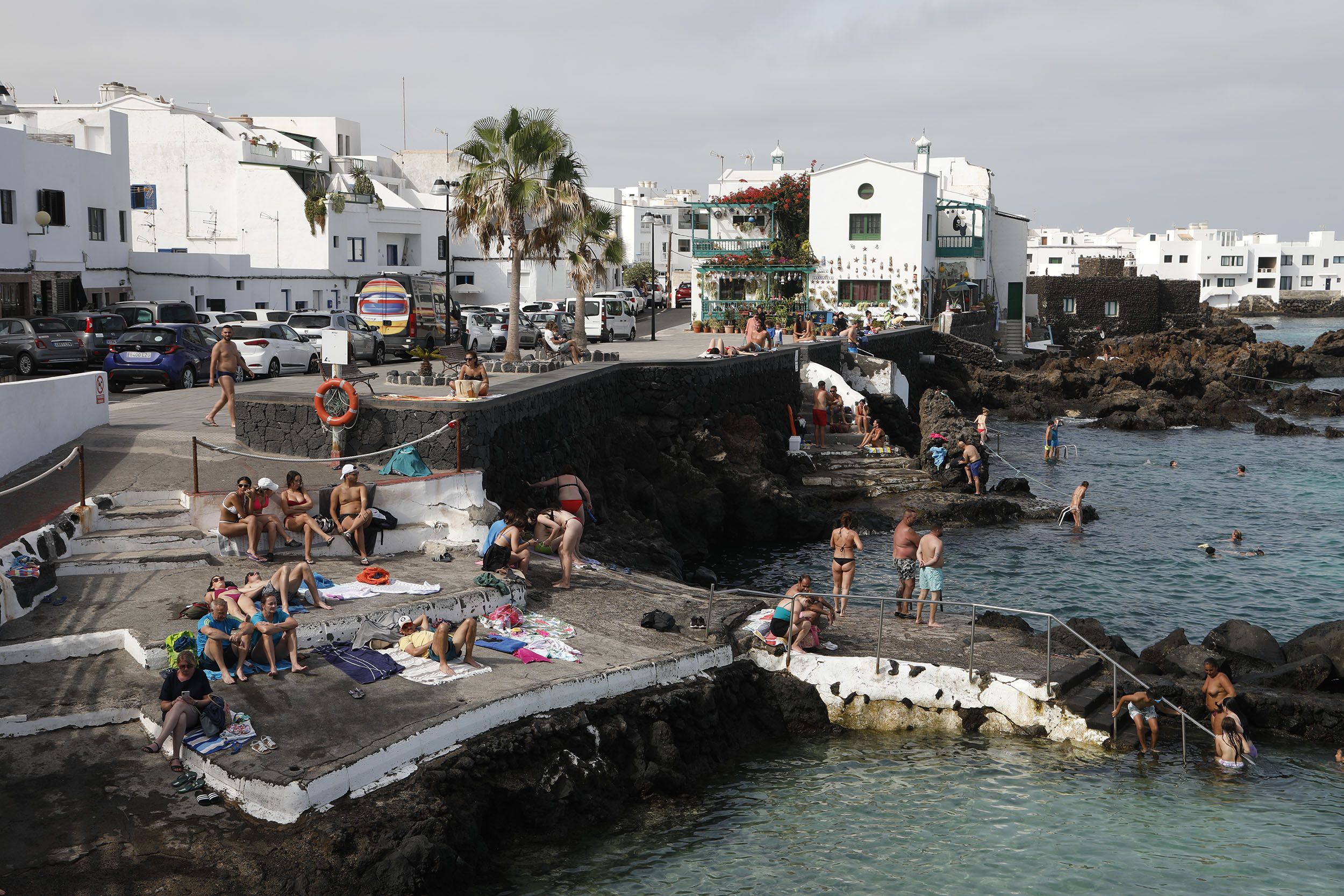 Varias personas disfrutan de un día de playa en Punta Mujeres. Foto: José Luis Carrasco.