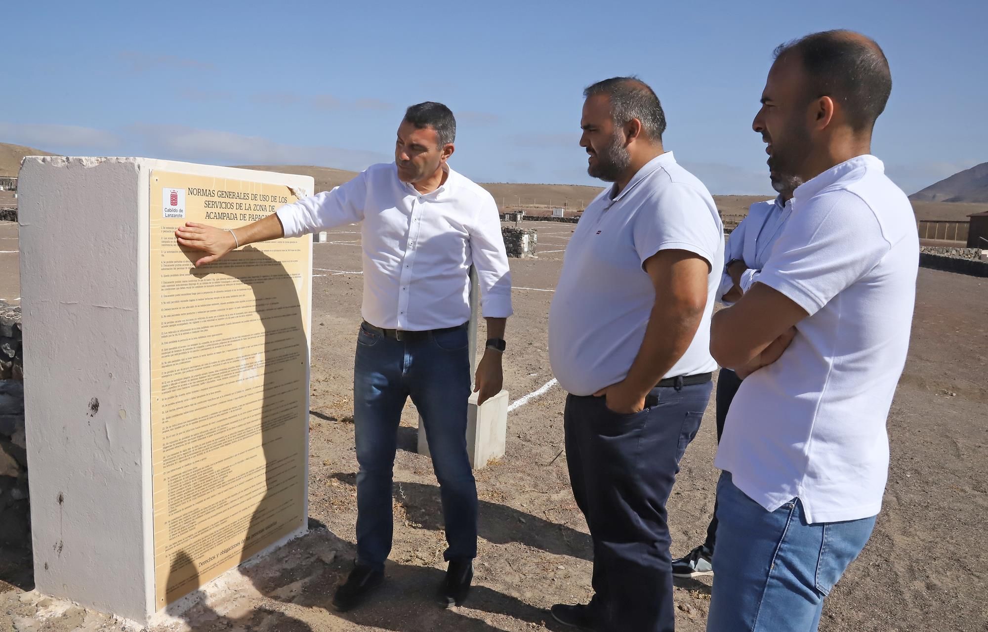 El presidente del Cabildo de Lanzarote, Oswaldo Betancort, visita la zona de acampada de Papagayo. Foto: Cabildo de Lanzarote.