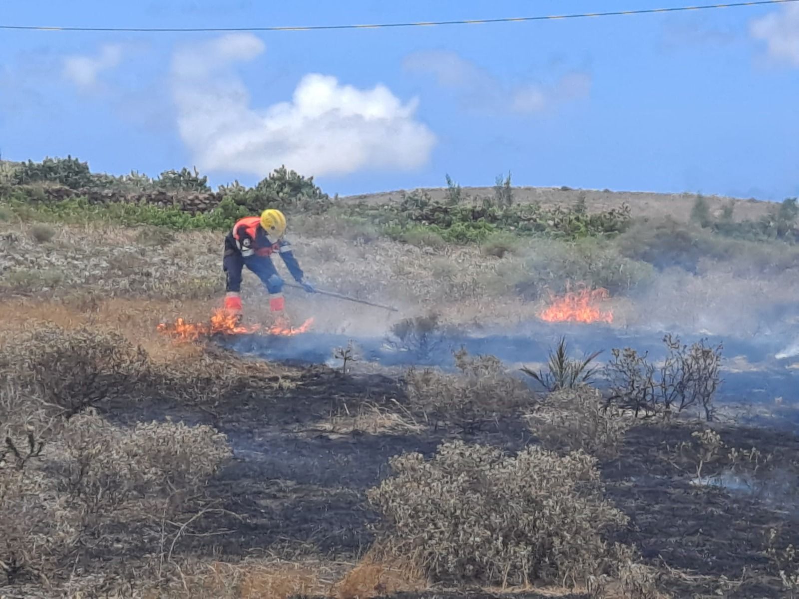 Incendio arenal con paja, localizado en la zona del Parque Eólico de los Valles. Foto: Consorcio de Seguridad y Emergencias.