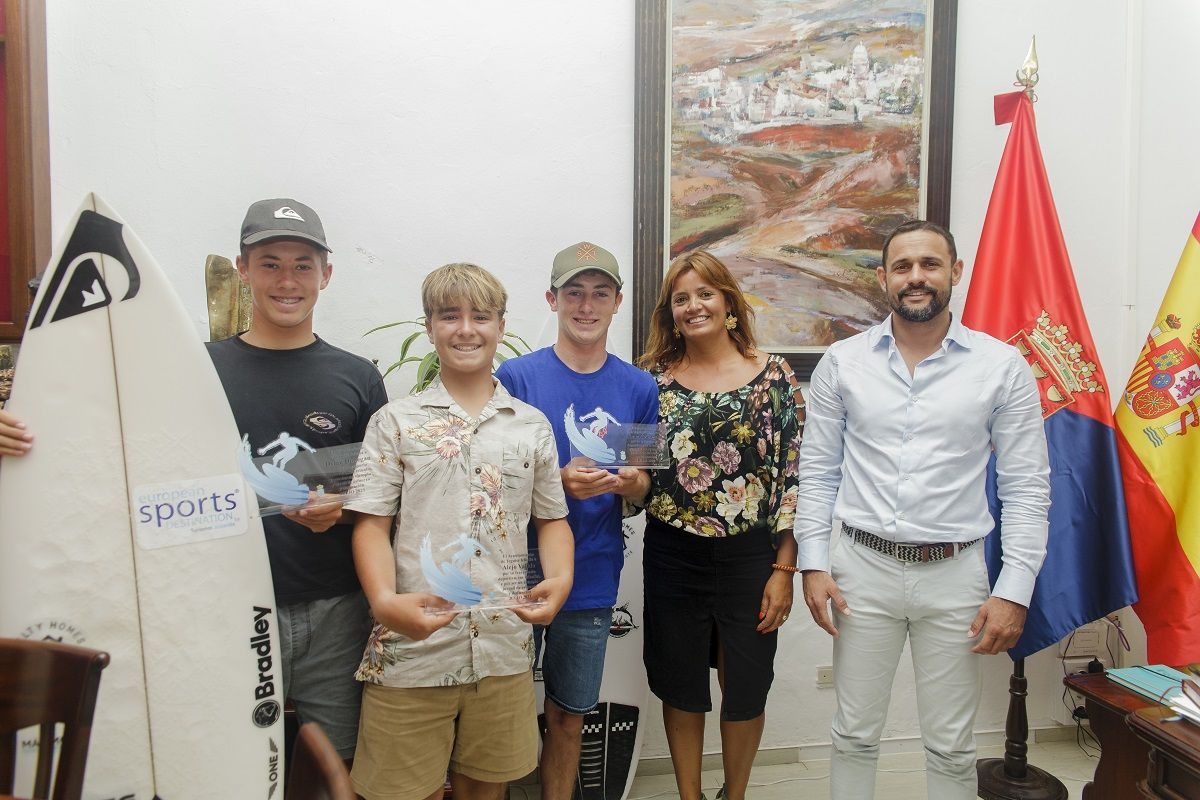 Visita de los surfistas Dylan Donegan, Conor Donegan y  Alejo Valido en el Ayuntamiento de Teguise 
