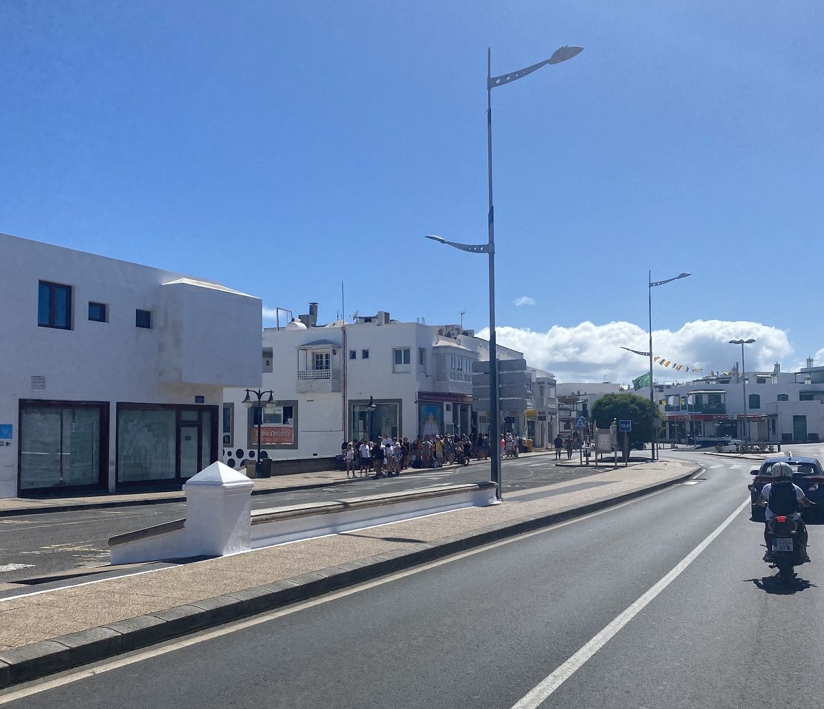 Cola en la parada de taxis de Playa Blanca