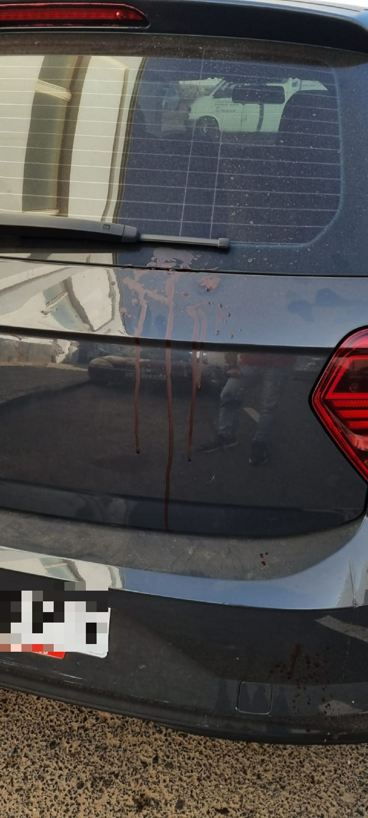 Imagen del coche con sangre tras la agresión