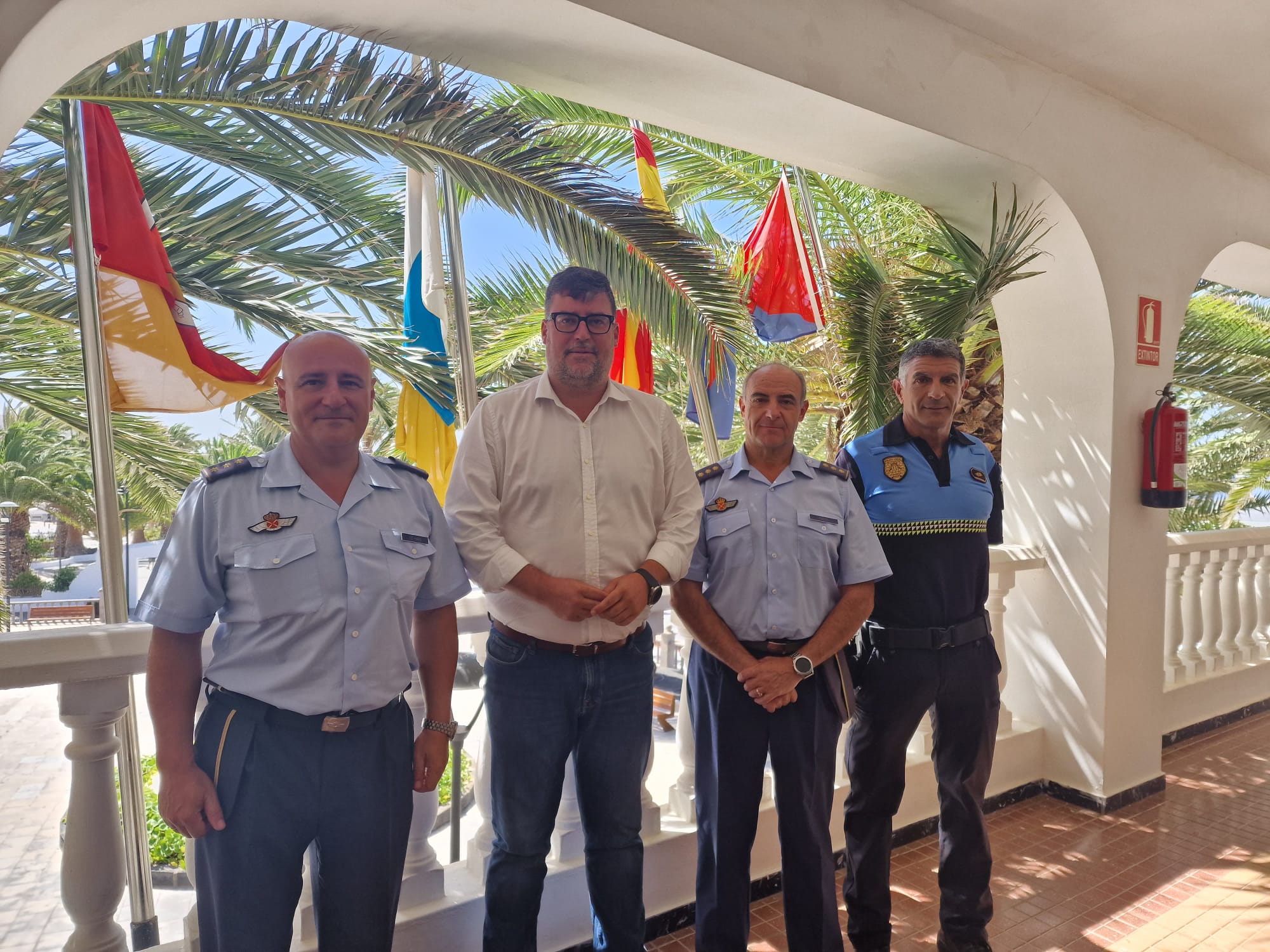 El alcalde de San Bartolomé Isidro Pérez recibe al jefe coronel del Aeródromo militar y a su sucesor, acompañado del jefe de la Policía Local