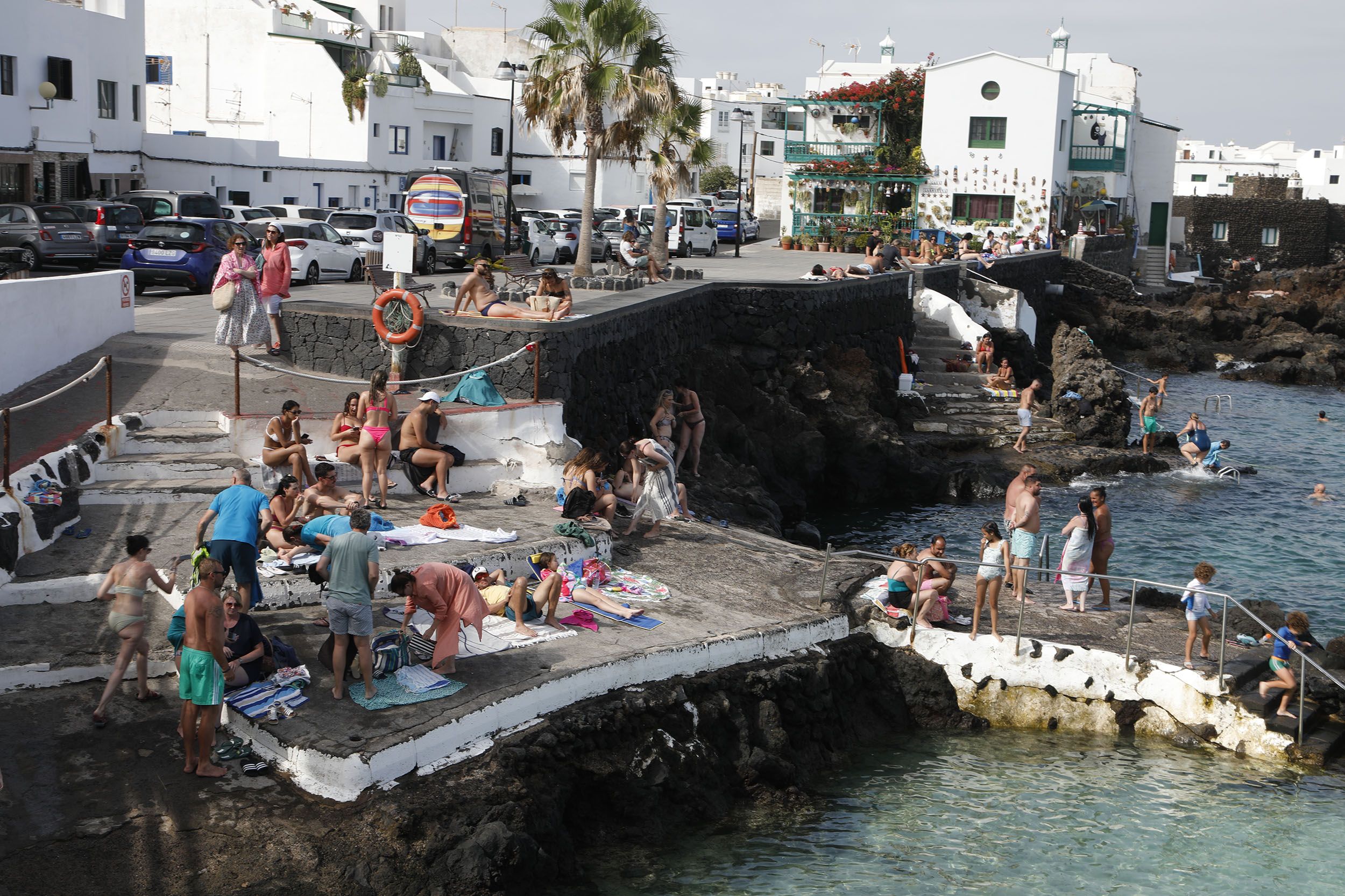   Personas disfrutan de Punta Mujeres en un día de calor en verano. Foto: José Luis Carrasco.