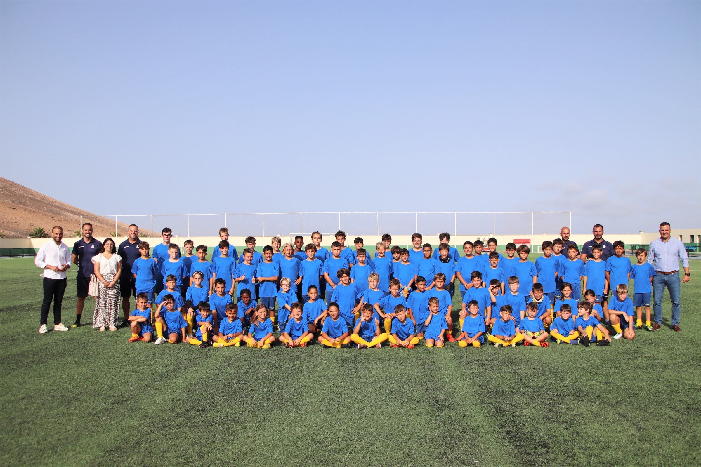 Niños y niñas participantes en el Campus de la Unión Deportiva Las Palmas en Yaiza