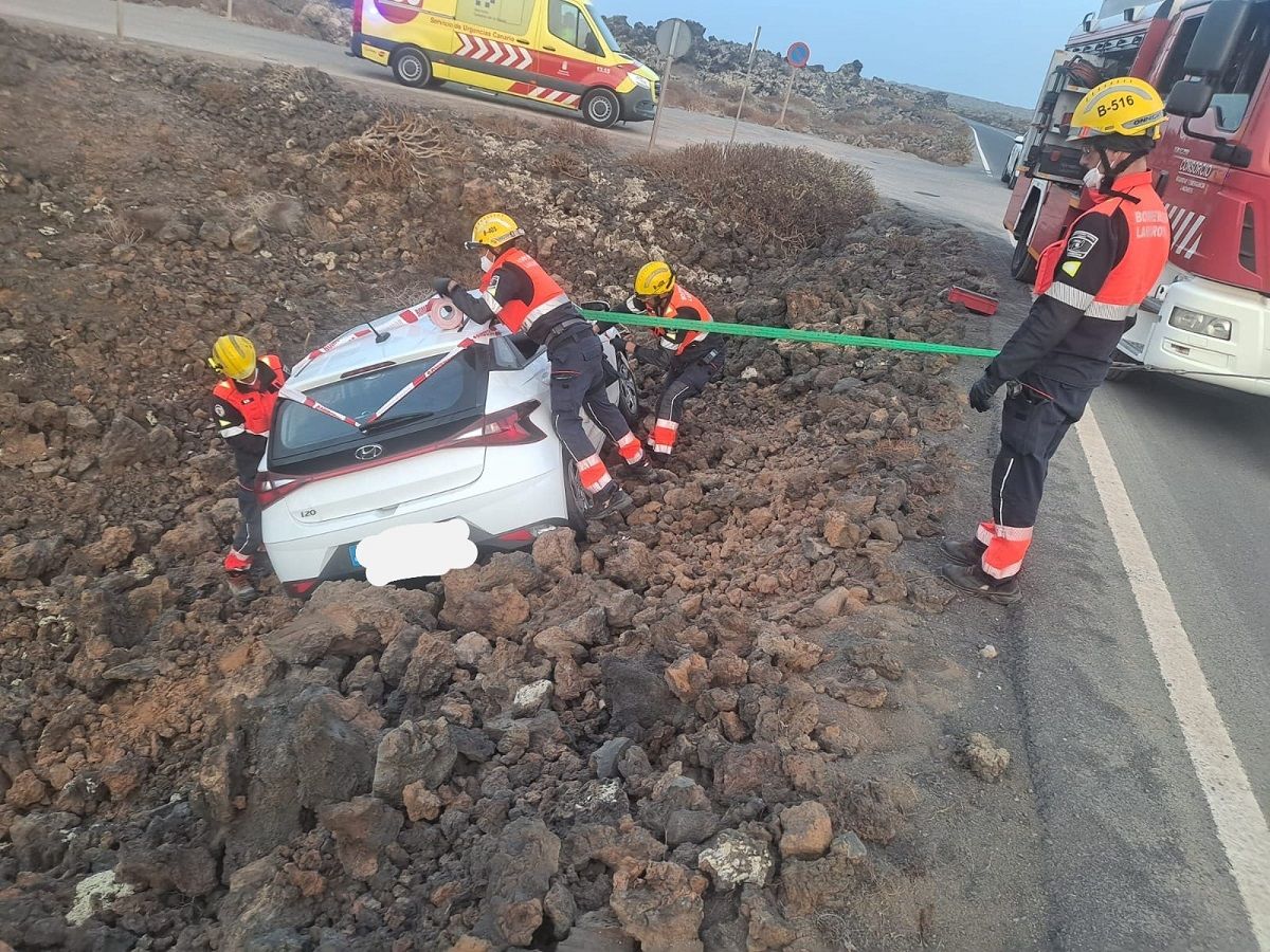 Los bomberos asegurando el vehículo a punto de caerse en Caletón Blanco