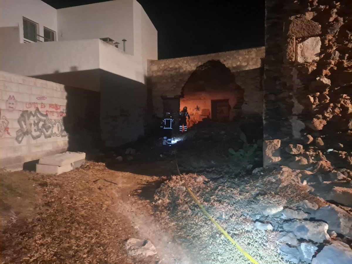 Incendio en una vivienda abandonada en San Bartolomé
