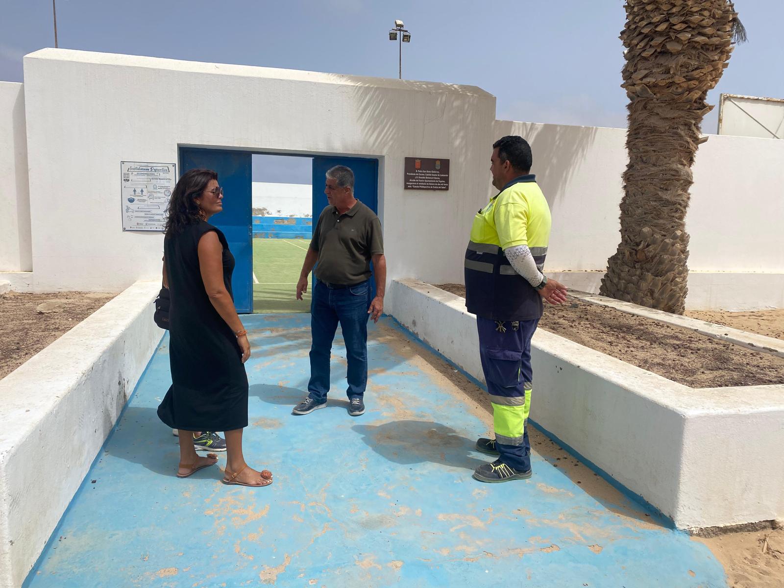 La alcaldesa de Teguise, Olivia Duque, durante su visita a La Graciosa.