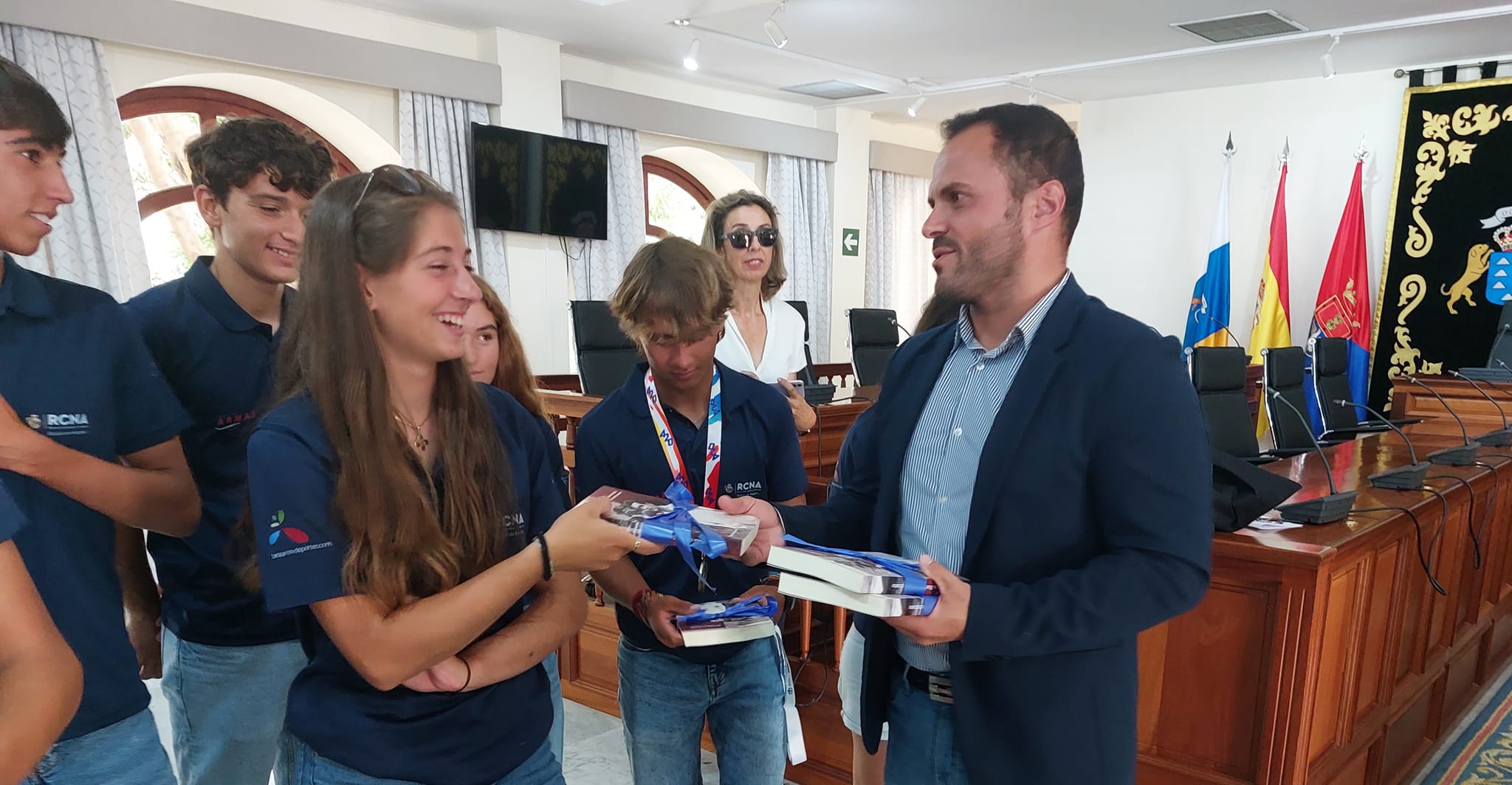 El alcalde de Arrecife ofrece una recepción a los regatistas lanzaroteños ganadores del Campeonato de Vela 420. Arrecife obsequia con unos libros sobre Agustín de la Hoz El alcalde de Arrecife ofrece una recepción a los regatistas lanzaroteños ganadores del Campeonato de Vela 420. Arrecife obsequia con unos libros sobre Agustín de la Hoz