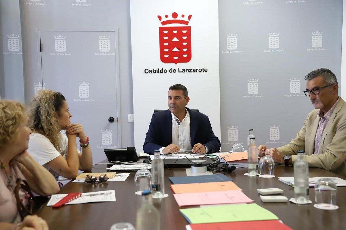 Reunión del Cabildo de Lanzarote con los representantes de Afa, Adislan y el Cribo